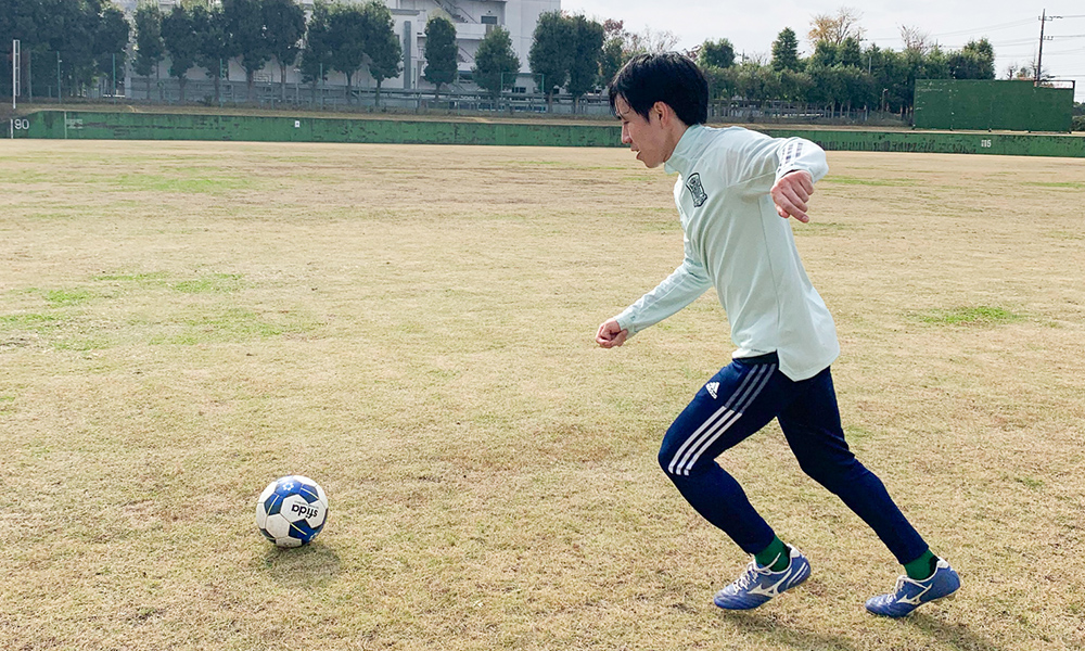 サッカーをする大学院生