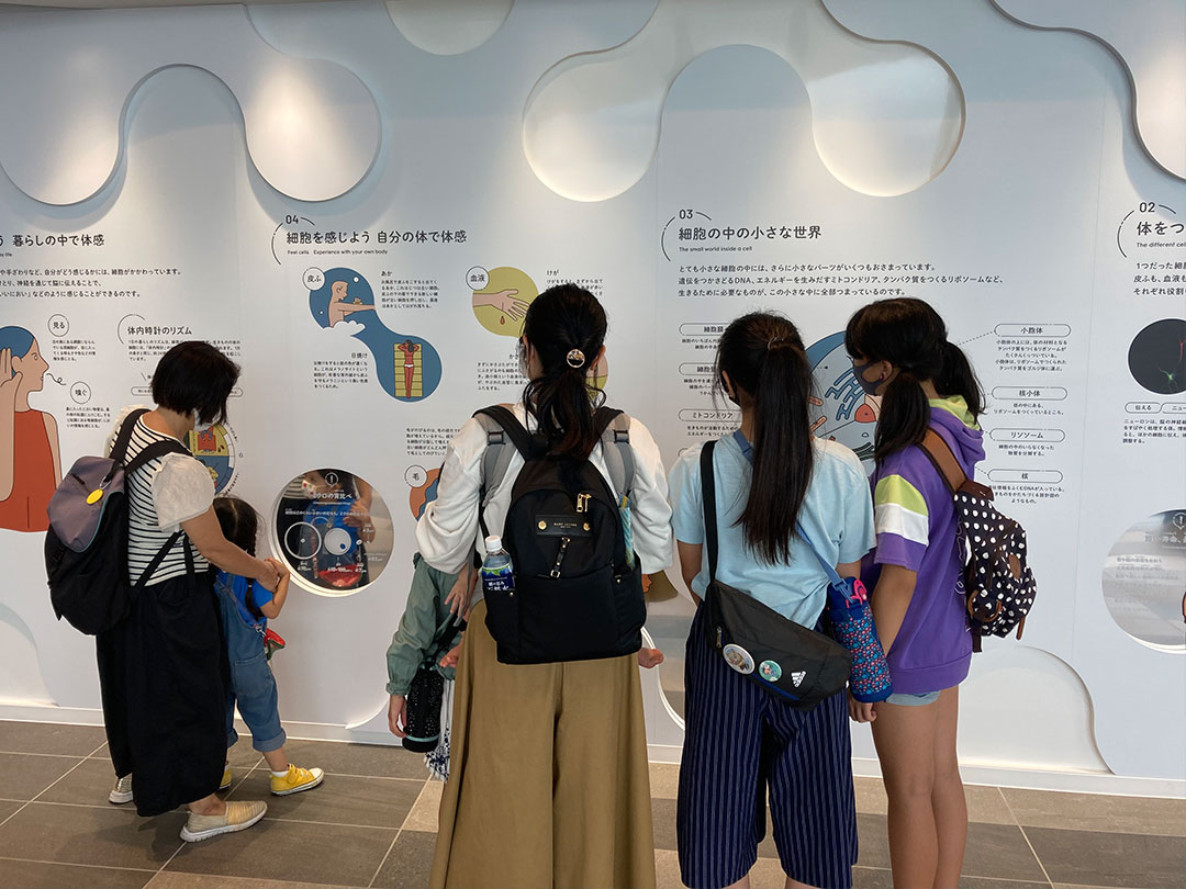 Visitors at Haneda Gallery