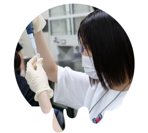 高校生講座で実験する生徒